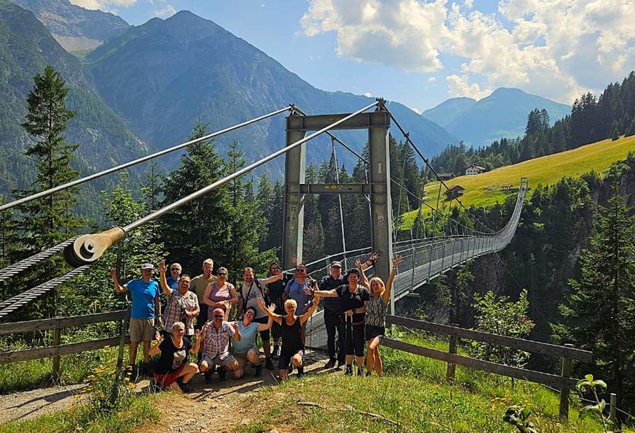 Wan­der­ur­laub in Hin­ter­horn­bach — Alpen genie­ßen mit den Wan­der­freun­den
